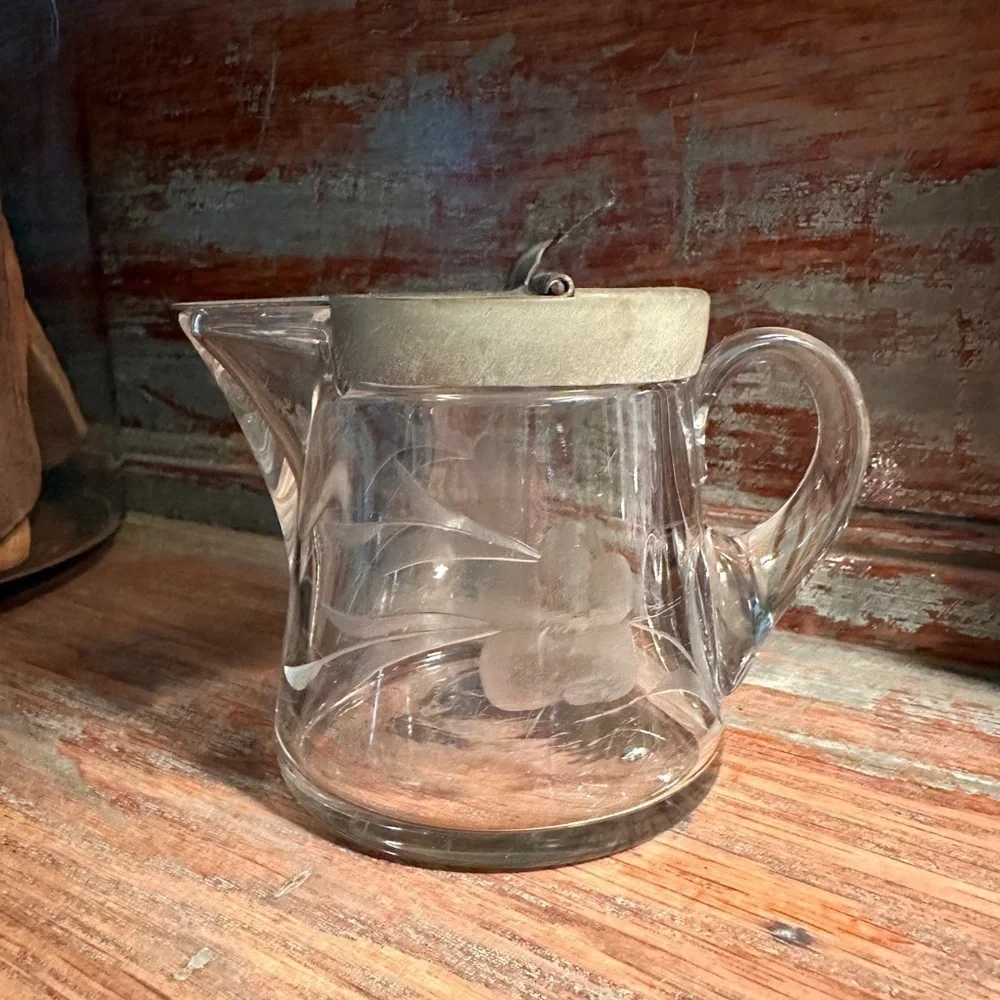 VINTAGE, ETCHED, HEAVY GLASS SYRUP PITCHER WITH LID. IN GOOD CONDITION. - Picture 2 of 8